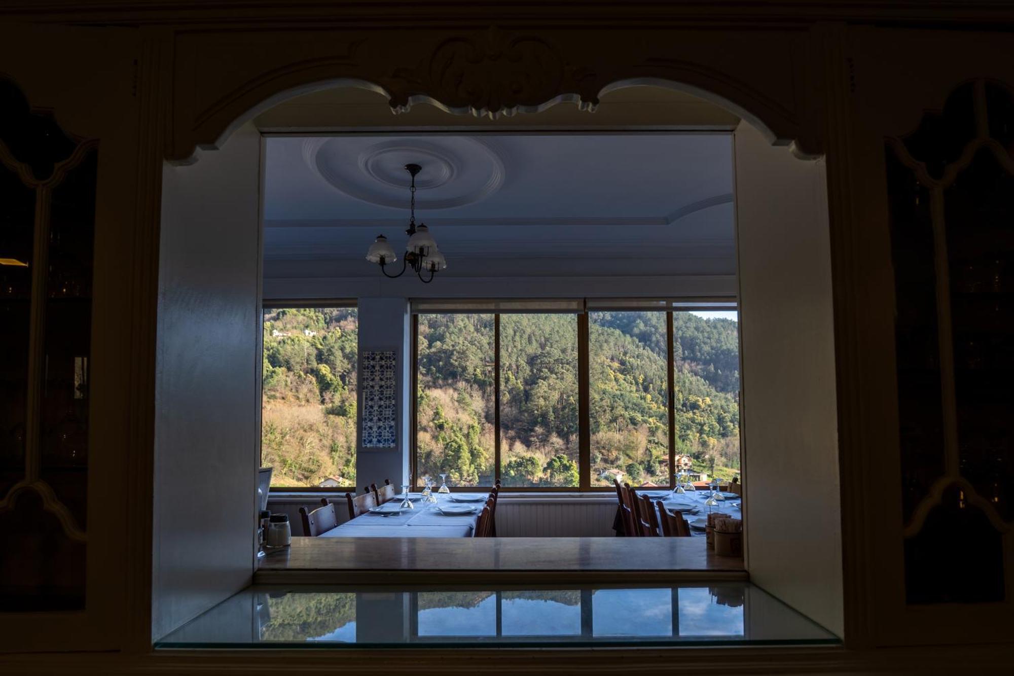 Adelaide Hotel Geres Bagian luar foto