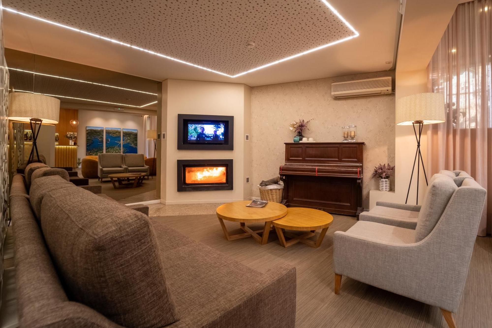 Adelaide Hotel Geres Bagian luar foto
