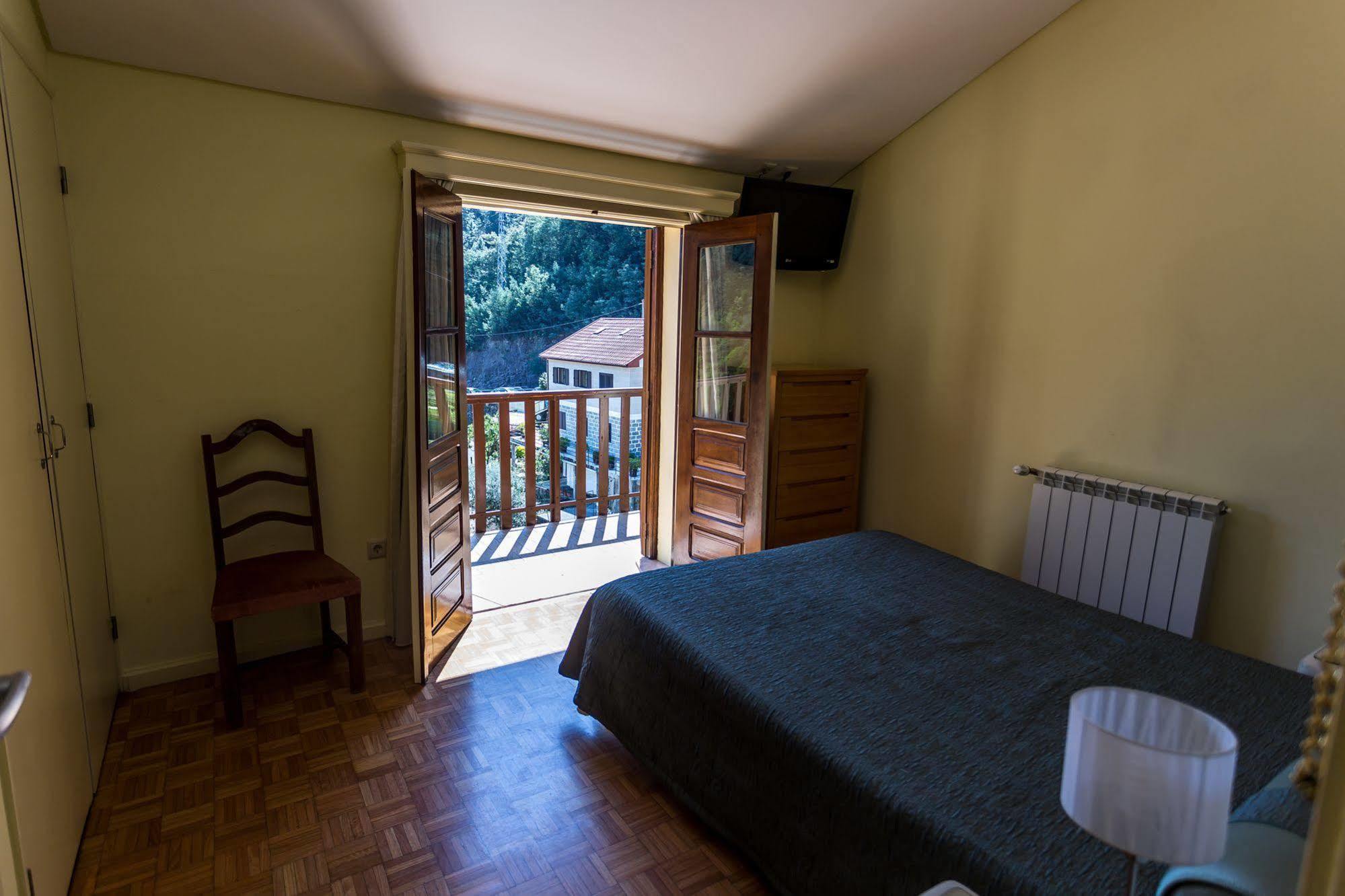 Adelaide Hotel Geres Bagian luar foto