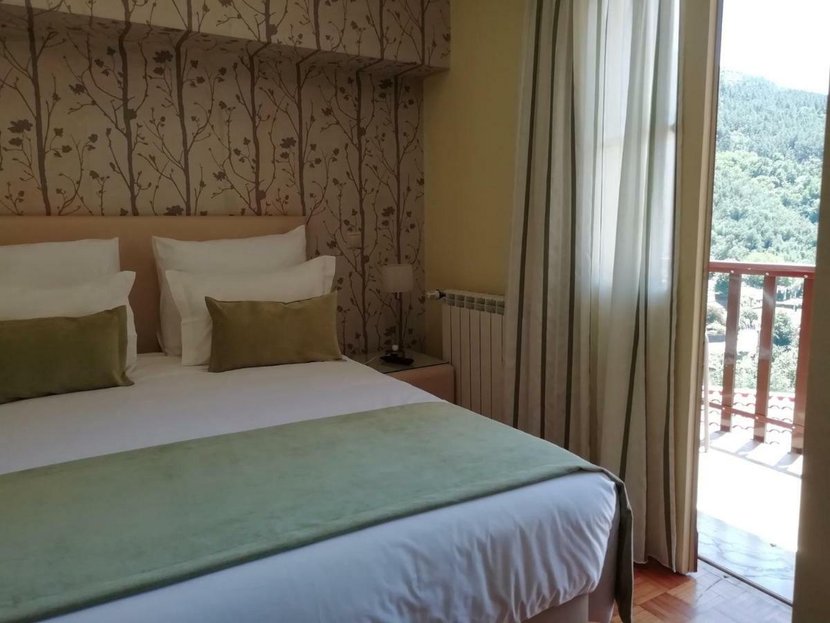Adelaide Hotel Geres Bagian luar foto