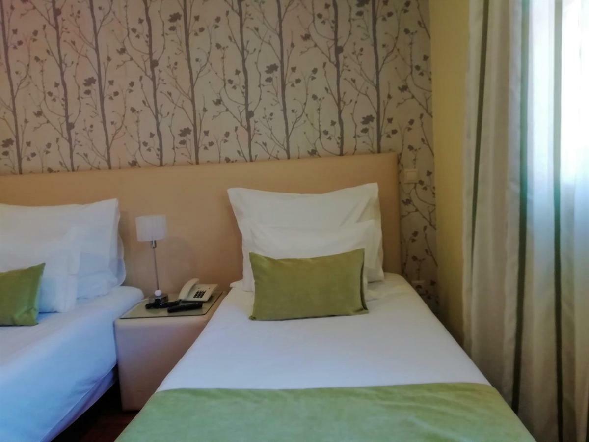 Adelaide Hotel Geres Bagian luar foto