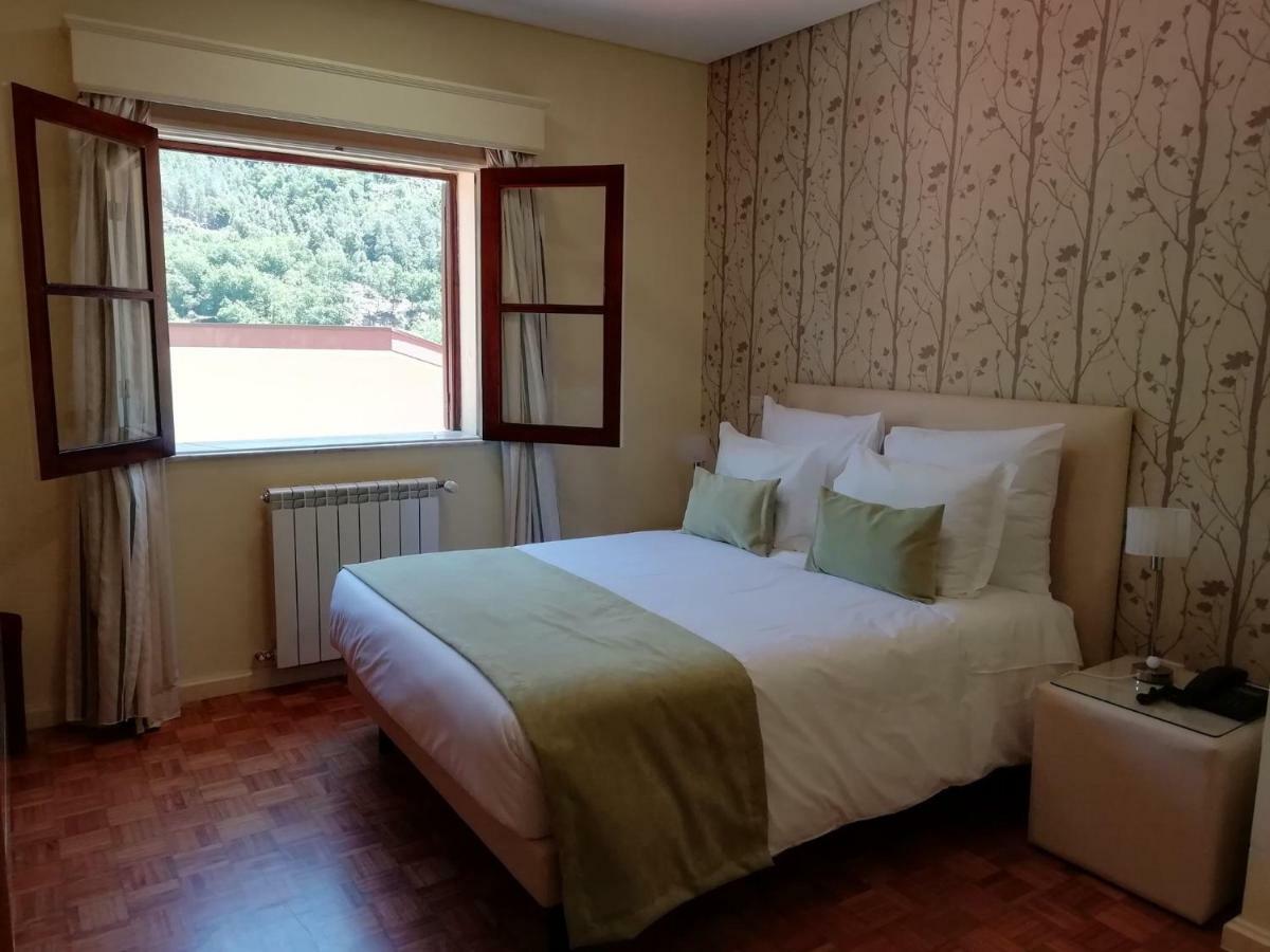 Adelaide Hotel Geres Bagian luar foto