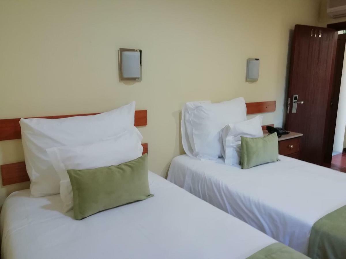 Adelaide Hotel Geres Bagian luar foto