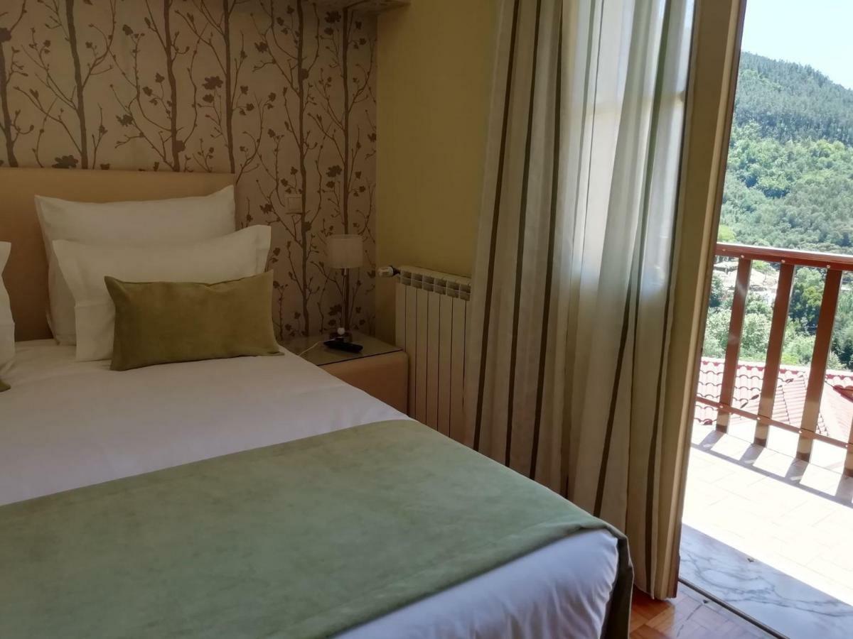 Adelaide Hotel Geres Bagian luar foto