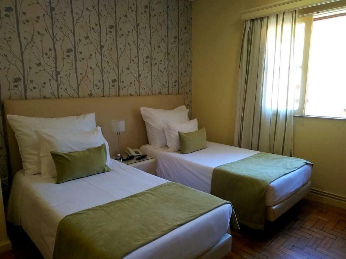 Adelaide Hotel Geres Bagian luar foto