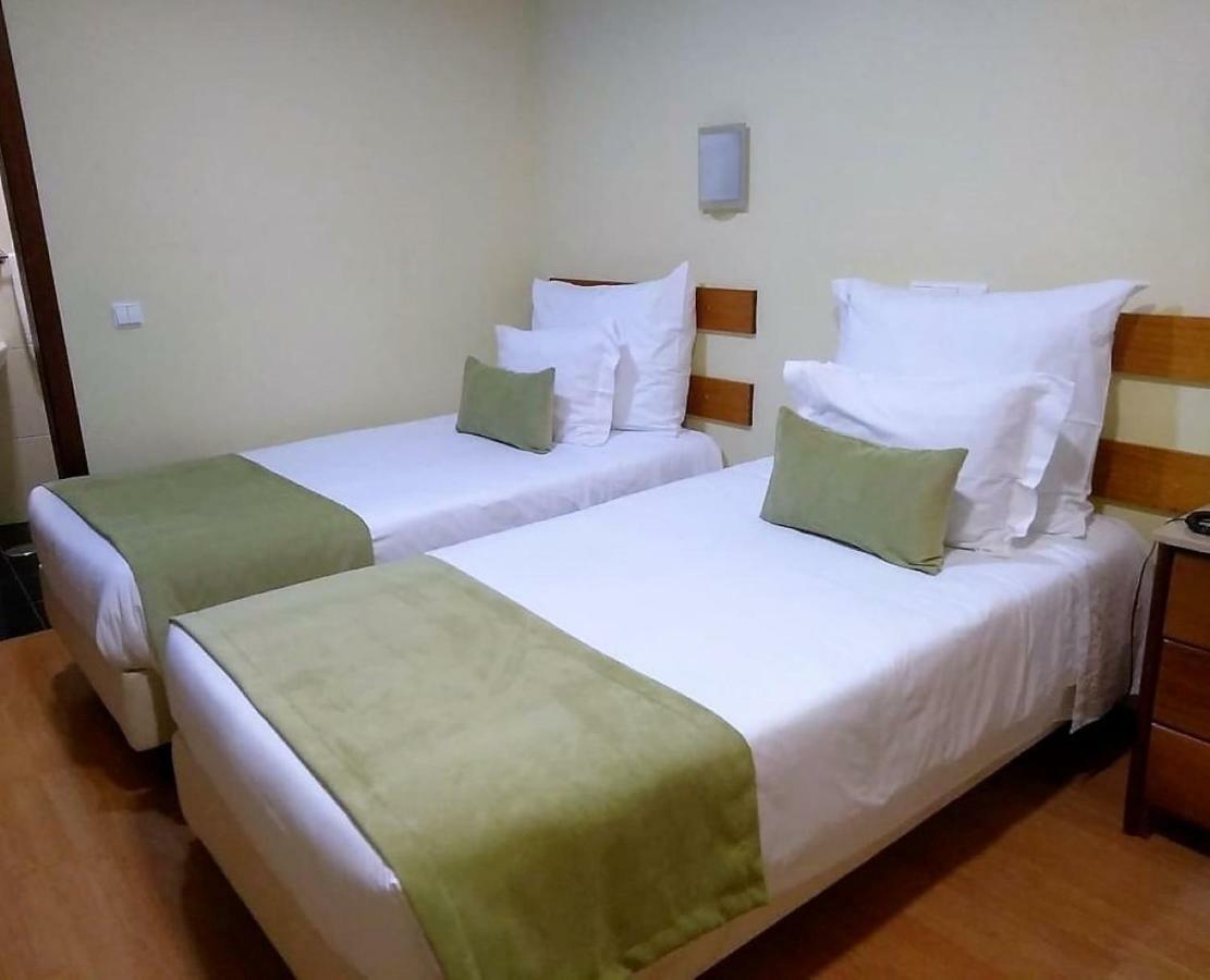 Adelaide Hotel Geres Bagian luar foto
